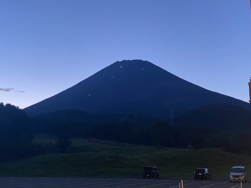 ドライブインエリアからの夕暮れ後の富士山